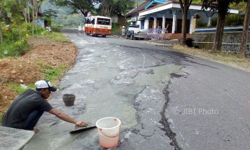 BENCANA PONOROGO : Tanah Gerak Merusak Jalan Ponorogo-Pacitan, Warga Bertindak