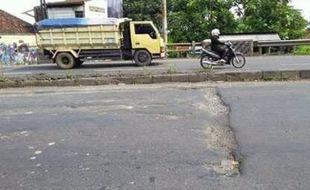 INFRASTRUKTUR KENDAL : Geram Jalan Rusak Tak Kunjung Diperbaiki, Netizen Berniat Galang Dana