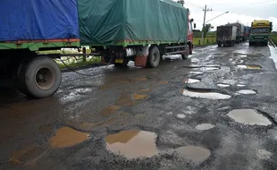 FOTO JALAN RUSAK PATI : Jalur Jalan Nasional Penuh Lubang