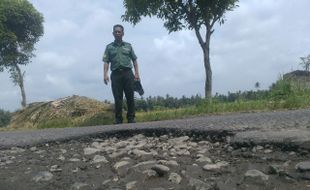 INFRASTRKTUR BANTUL : Jalan Penghubung Samas-Parangtritis Rusak dan Minim Penerangan