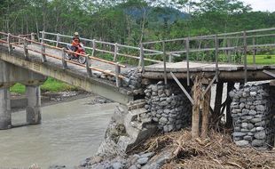 FOTO BANJIR KENDAL : 2 Pekan Jembatan Kali Putih Patah