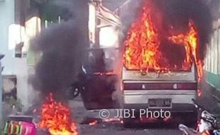 KEBAKARAN KARANGANYAR : Aki Korslet, Mobil Warga Lalung Terbakar di Tengah  Jalan