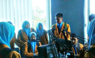 KUNJUNGAN MEDIA : Pelajar SMK Muhammadiyah 1 Sukoharjo Kunjungi Griya Solopos