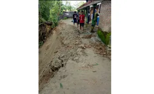 LONGSOR SUKOHARJO : Tanah Retak Pascalongsor di Sanggang, 2 Rumah Terancan Ambruk