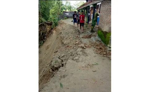 LONGSOR SUKOHARJO : Tanah Retak Pascalongsor di Sanggang, 2 Rumah Terancan Ambruk