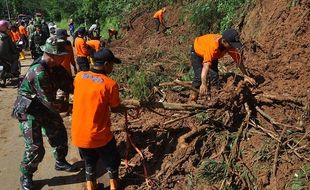 BENCANA JATENG : Jalur Temanggung-Semarang Tertimbun Longsor, BPBD Sibuk