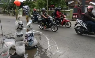 INFRASTRUKTUR SUKOHARJO : "Pocong" Tunggui Lubang Jalan di Menuran Baki