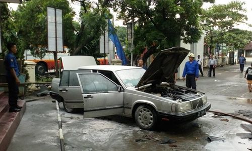 KEBAKARAN SOLO : Korsleting, Mobil Volvo Terbakar di Kampus Unisri