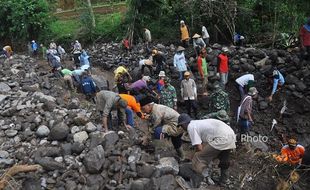 FOTO BENCANA JATENG : Banjir Bandang Bikin Sibuk Warga Kendal