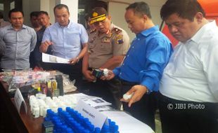 OBAT ILEGAL : Dijual Secara Online, Obat Kuat Disita Polisi