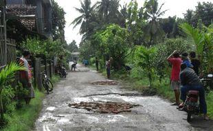 INFRASTRUKTUR BANTUL : Jalan Rusak, Warga Swadaya Bergerak