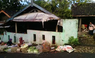 BENCANA GUNUNGKIDUL : Pohon Tumbang Rusak Los Pasar Legi