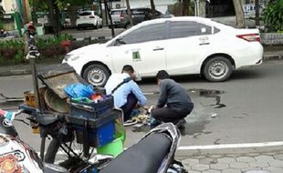 KISAH TRAGIS : Terserempet Motor, Pedagang Siomay Tuai Simpati