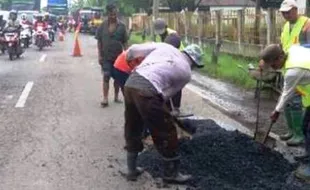 INFRASTRUKTUR DEMAK : Jalan Rusak Diperbaiki, Netizen Tetap Nyinyir