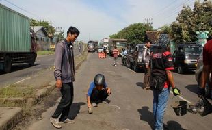 INSFRASTRUKTUR KENDAL : Komunitas Online Tutup Lubang Jalan, Ini Dokumentasi Aksi Mereka…