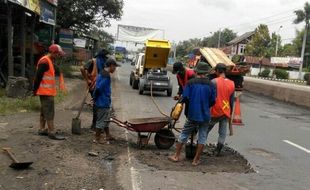 INFRASTRUKTUR KENDAL : Jalan di Cepiring Diperbaiki, Ganjar Dipuji, Mirna Dicibir