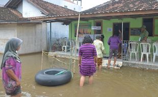 PILKADA 2017 : Kebanjiran, Warga Pati Tetap Mencoblos