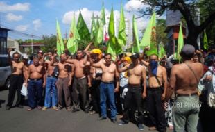 DEMO BURUH : 10 Bulan Tak Terima Upah, Buruh Simoplas Telanjang Dada