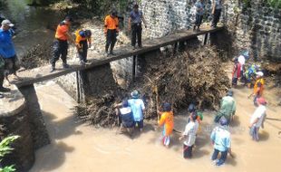 BANJIR MADIUN : Bersih-Bersih Sungai, Warga dan Petugas BPBD Takut Lihat Ular