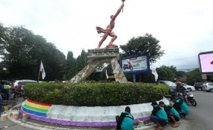 PENATAAN KOTA SOLO : Warna Pelangi Taman Patung Obor Manahan Terus Tuai Kritik