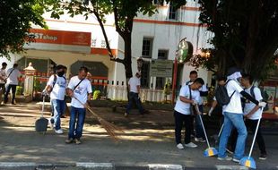 PENATAAN MALIOBORO : Staf Hotel The Alana Bersih-Bersih Malioboro