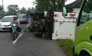 KECELAKAAN BANTUL : Hindari Sepeda Motor, Truk Terguling