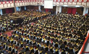 WISUDA UNS SOLO : Inilah Lulusan Termuda UNS Solo