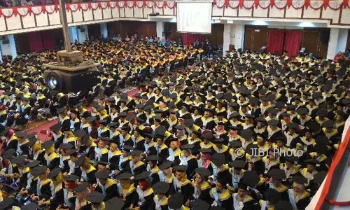 WISUDA UNS SOLO : Inilah Lulusan Termuda UNS Solo