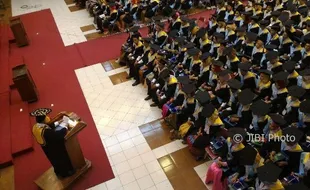 WISUDA UNS SOLO : 333 Mahasiswa Lulus dengan Predikat Cumlaude