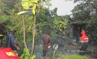 ANGIN KENCANG KARANGANYAR : Dihantam Lisus, Puluhan Rumah di Colomadu Rusak