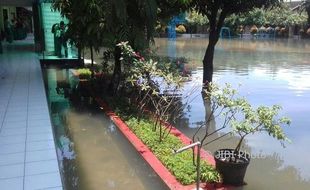 BANJIR SOLO : Terendam Air, Sejumlah Sekolah Terpaksa Liburkan Siswa