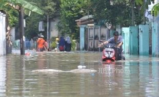 BANJIR SUKOHARJO : Warga Madegondo Mengungsi ke Pinggir Jalan