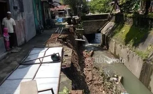 BENCANA SOLO : Talut Sungai Jenes Ambrol Sepanjang 20 Meter, 3 Rumah Terancam Longsor