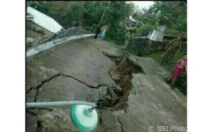 INFRASTRUKTUR KARANGANYAR : Jalan Desa Kadipiro Ambles Sepanjang 50 Meter