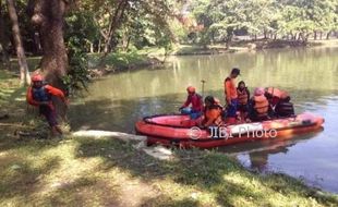 WISATA SOLO : Sampah di Telaga TSTJ Menggunung