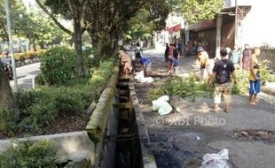 Jl. Kolonel Sutarto Solo Kerap Tergenang, Warga Kerja Bakti Bersihkan Selokan