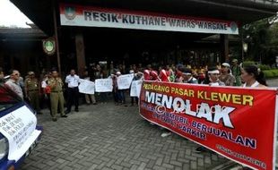 PASAR KLEWER : Tolak Pedagang Bermobil, HPPK Demo di Balai Kota