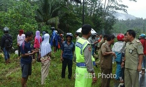 KECELAKAAN PACITAN : Jalan Licin karena Hujan, Minibus Masuk Jurang di Kebonagung