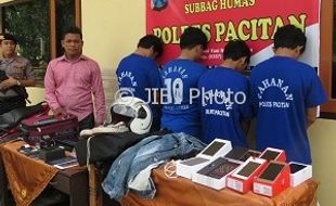 PENCURIAN PACITAN : Aksi Terekam Kamera CCTV, 4 Pembobol Toko HP Tertangkap