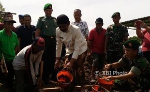 INFRASTRUKTUR SOLO : TNI dan Pemkot Bangun Jalan Kampung 260 Meter