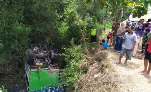 KECELAKAAN KARANGANYAR : Truk Pengangkut Galon Air Terperosok ke Sungai di Jumapolo