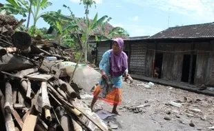 KISAH TRAGIS : Rumah Nenek Hidupi 3 Cucu di Klaten Kini Tak Lagi Punya Rumah