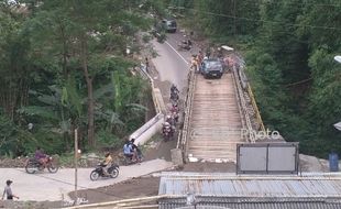 INFRASTRUKTUR BOYOLALI : Jembatan Darurat Grawah Selesai Dipasang, Berat Kendaraan Dibatasi