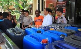 MIRAS MAGETAN : Simpan Ratusan Liter Arak Jowo, Pria Mojorejo Ditangkap Polisi