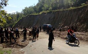 INFRASTRUKTUR WONOGIRI : Ratusan Anggota PSHT Uruk Jalan Ambles di Kismantoro