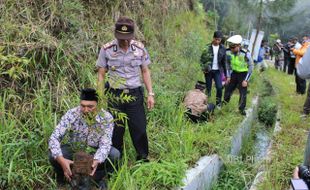 OPERASI SIMPATIK KARANGANYAR : Langgar Lalu Lintas, Pengendara Dihukum Tanam Bibit Pohon