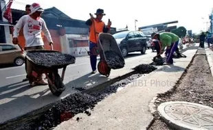 INFRASTRUKTUR SOLO : Ketua LPMK Jagalan Jadi Korban Lubang Galian Sanitasi Jl. Juanda