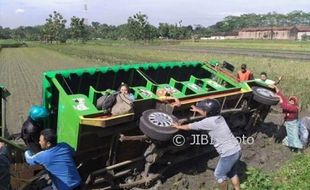 KECELAKAAN SUKOHARJO : Kereta Kelinci Rombongan Siswa SDN Gandekan Terperosok ke Sawah