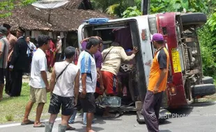 KECELAKAAN SUKOHARJO : Minibus Rombongan Pengantin Terguling, 7 Penumpang Terluka