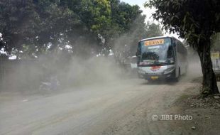 INFRASTRUKTUR SRAGEN : Aksi Tutup Jeglongan Sewu Berefek, Jalan Berdebu dan Ganggu Kesehatan Warga